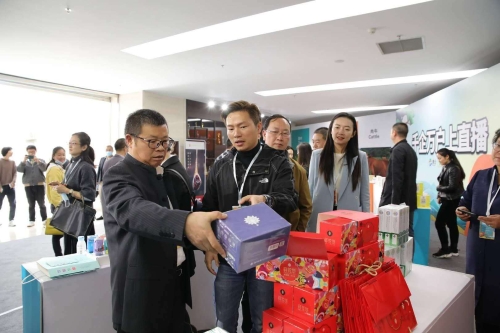 青委会副会长企业助力云企云品出滇 (3)