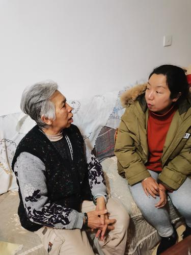 张倩倩慰问老干部郭玉桂