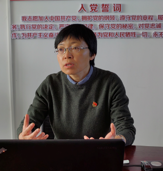 市侨联党组书记、主席、机关党支部书记尹朝晖为全体干部职工讲党课