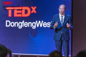 钟总TED演讲现场图片