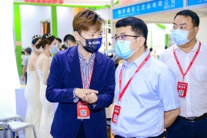 6.谭孟良在2022中国跨境电商交易会上向红河州人民政府副州长许高红汇报工作