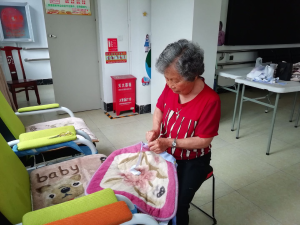 为社区缝制坐垫